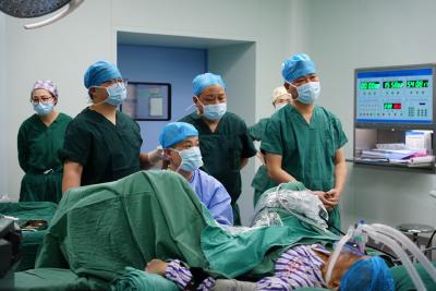 ​高清直播“辗转腾挪”：宜昌泌尿系统专家“秀技艺”