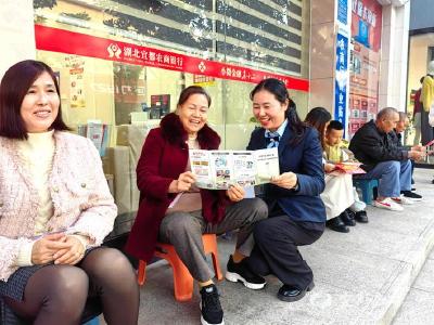 【农村新报】银行门口排排坐