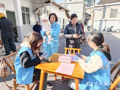 “家门口”的暖心服务：医保代缴与反诈宣传齐行