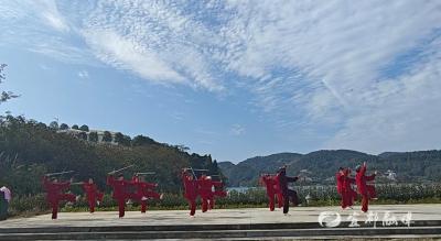 暖阳不负清江畔，银龄再展少年姿