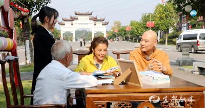 央视知名主持人朱迅探访宜都清江湾