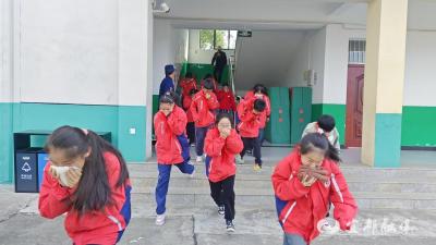 消防车“开进”校园！这场消防演练超“燃”又实用