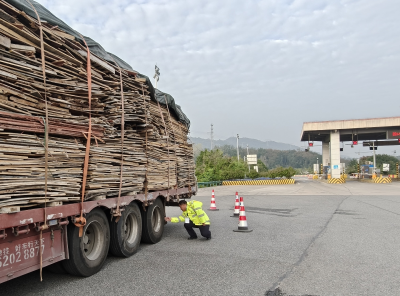 一小时救援！收费站为货车“诊脉”