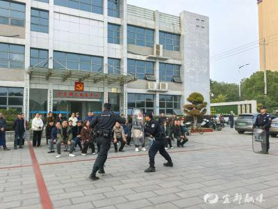 体验警用器械，变身“反恐能手”