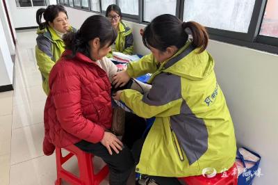 护眼护牙“不打烊” 社区义诊“暖到家”