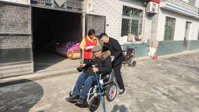 轮椅承心意，一片敬意暖