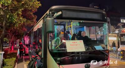 宜都“校园直通车”上线：抬脚上公交，下车进校门