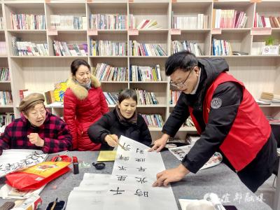 不设门槛的书法课，却圈粉了一群“银发学生”