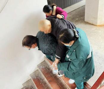 50多级台阶上的生命托举