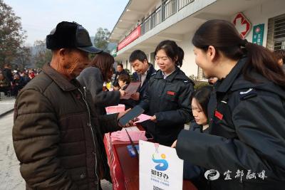 四方联动推进“家门口”医保缴费服务