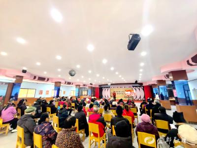 银龄寿辰聚邻里 情暖中光迎元旦