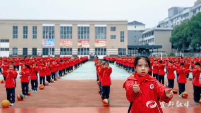  “砰砰砰……”这所学校课间操大变身！