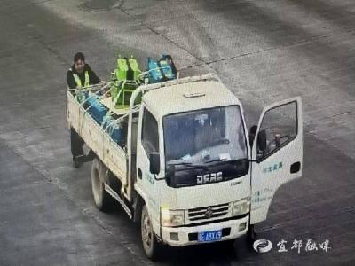 【湖北日报】志愿者暖心相助故障货车司机