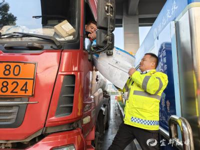 货车司机遇导航难题 枝城收费站贴心解忧