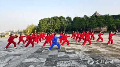 太极学员“收势”忙