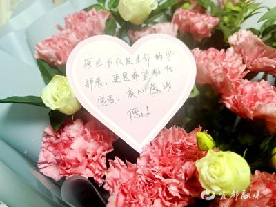 被中断的救治，为何暖出一束鲜花