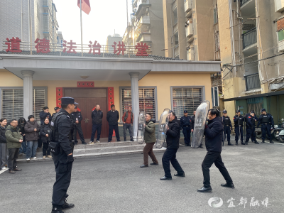 纸上谈兵变实战练兵，社区工作人员变身“反恐能手”