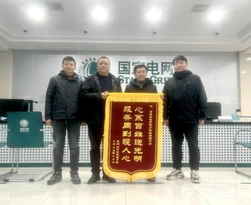 即将退休的他，凭啥让全村人联名送锦旗？