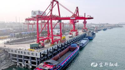 枝城港锚定全年货物吞吐量1800万吨目标高效运转