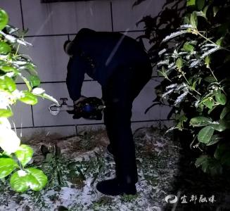 寒夜为水表“穿衣” 冬日守护不断线