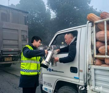 浓雾里的温情守护