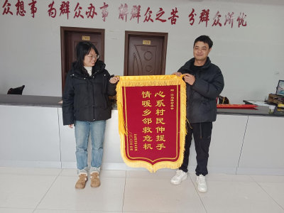 村民突发疾病 干部紧急送医