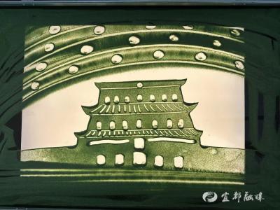 大手牵小手 玩沙绘温情