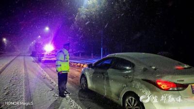 多部门协同联动 湖北宜都干部群众连夜奋战除雪保畅
