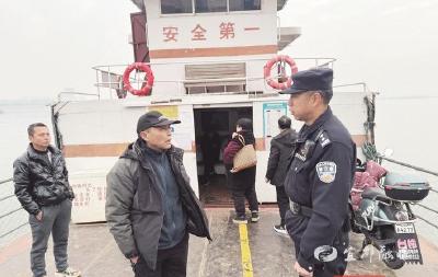 【人民日报】民警张勇是真勇，清晨跳进刺骨寒江救回落水者