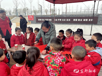 笔墨传情迎新春，童心筑梦友邻间