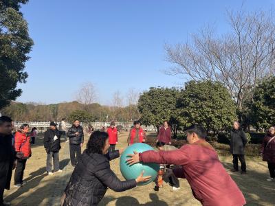 “球”聚温情 邻里“友”约