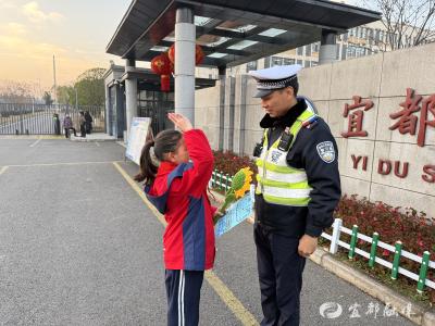 把守护童真写进卡片里：宜都护学岗民警收到最暖节日礼