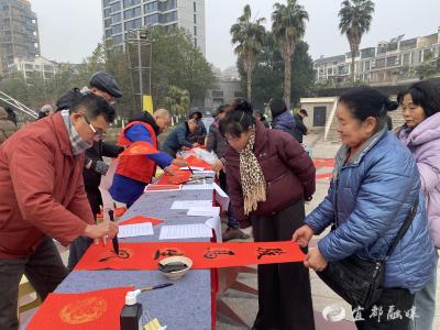 【网络中国节·春节】墨香迎新春 温情暖社区