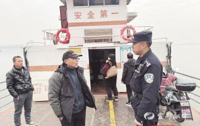 【荆楚网】宜都民警张勇是真勇 清晨跳进刺骨寒江救回落水者