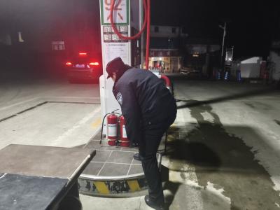 岁末护航 王家畈派出所消防“实战课”开进加油站