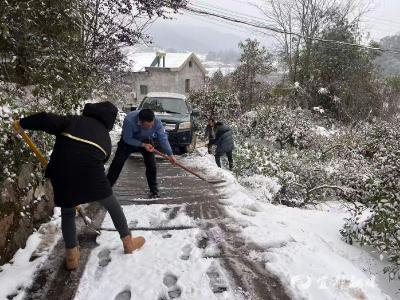 守路护行 “铲”出平安路