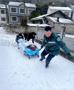 冰路牵绳，铺就100米生命通道