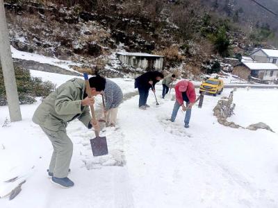雪封深山，他们合力铲出“光明路”