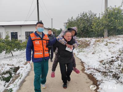 危急时刻，干部背起患病老人奔向急救车……