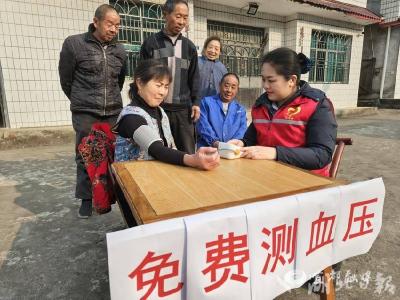 【湖北日报】“志愿红”情系村民送关怀