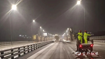 风雪里的“城管蓝”，彻夜守护城区畅行