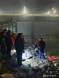 宜都：凌晨，江水刺骨……他却纵身一跃