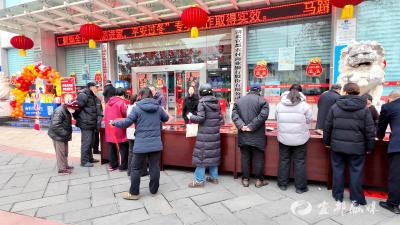 宜都农商行免费为市民送春联