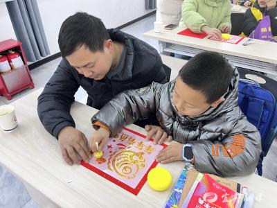 非遗拓印迎马年 亲子共绘邻里情