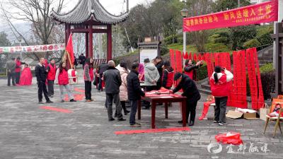 【网络中国节·春节】翰墨飘香迎骏马 新风送暖入土家