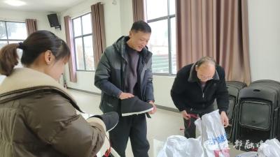 暖心！乡村能人为特困老人送来百余双爱心棉鞋