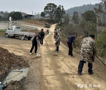 春晖路洁，荷叶溪村民挥铲清出最暖回乡路