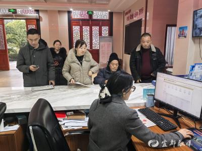 红色代跑团下沉一线 政务服务暖心进村户