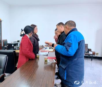 高坝洲镇“红色专列”跑出便民服务2.0