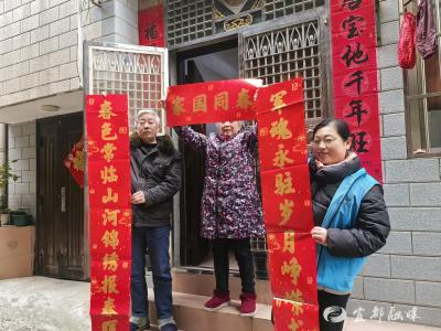 年画映笑脸 春联系兵心